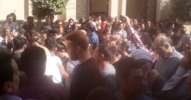 بدء صلوات الجنازة على جثامين شهداء حادث المنيا بكنيسة الأمير تادرس 