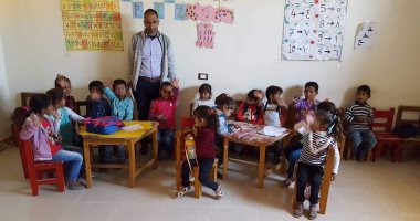 صور.. أطفال قرى الشيخ زويد ينتظمون فى الدراسة ومتطوعون يساعدونهم مجانًا