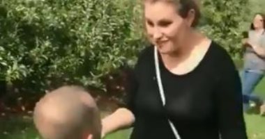 عنيفة فى حبها.. شاهد رد فعل غريب من فتاة تجاه شاب طلب الزواج منها