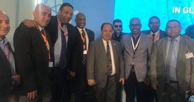محمد معيط يلتقط الصور مع مقدم جلسة رواد الأعمال وشباب تنسيقية الأحزاب 