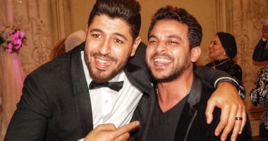 محمد رشاد يغنى "إحساسى" للمرة الأولى لايف بحفل زفاف مدير أعماله