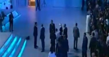 هولندى يلتقط "سيلفي" مع الرئيس السيسى بمنتدى شباب العالم