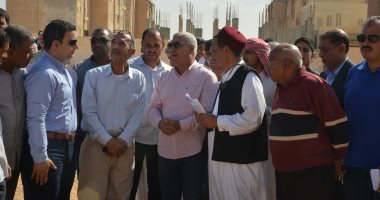 صور.. محافظ مطروح يتفقد برانى ويوزع 500 بطانية و15 طن سلع للأسر الأكثر احتياجا
