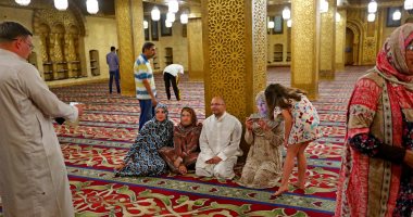 صورة اليوم.. الدين بكل اللغات فى مسجد الصحابة