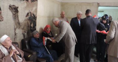 صور.. مدير أمن البحيرة يتفقد دار المسنين بدمنهور
