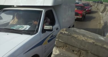 صور.. كثافات مرورية بسبب اصطدام سيارة بالجزيرة الوسطى لكوبرى أكتوبر