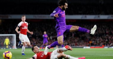 محمد صلاح يقود إحماء ليفربول قبل مواجهة النجم الأحمر.. فيديو