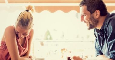 مش لازم يقولك بحبك.. 4 علامات هتقولك إنه بيكراش عليكى