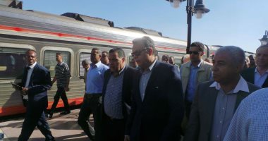 صور.. وزير النقل يختتم جولته بأسوان بتفقده محطة السكة الحديد