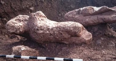 بالصدفة.. مزارع يكتشف ثلاثة تماثيل و7 قبور باليونان
