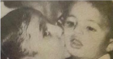 صورة نادرة.. رانيا محمود ياسين تقبل شقيقها عمرو فى سن الطفولة