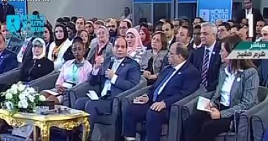السيسي مازحا: "التوك توك عمل مشكلة كبيرة.. والناس مبقتش تتحرك".. فيديو