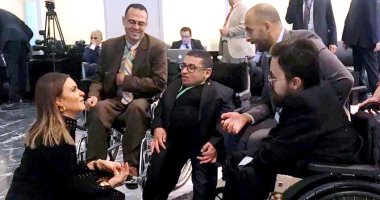 صور.. سحر نصر تستمع لأفكار "ذوى القدرات الخاصة" بمنتدى شباب العالم 