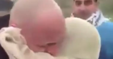 فيديو.. كيف استقلبت سيدة فلسطينية ابنها بعد 20 عاماً بسجون الاحتلال؟
