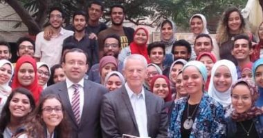 مدير بمتحف الفنون بالنمسا يلتقط صورا تذكارية مع طلاب فنون جميلة الزمالك
