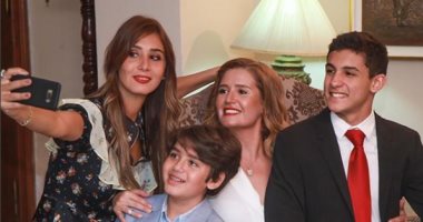 بالسيلفى.. هنا شيحة تنشر صور أبنائها فى عقد قرانها بعد 14 يوما 