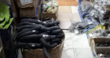 ضبط قطع غيار سيارات وهواتف محمولة مهربة جمركيا