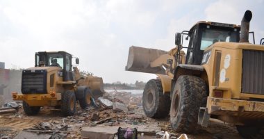 صور.. محافظ الإسماعيلية ومدير الأمن يقودان حملة إزالة تعديات ببحيرة الصيادين