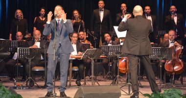 صور ..مدحت صالح يتألق فى مهرجان الموسيقى العربية بأوبرا دمنهور
