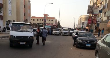 قارئ يشكو المواقف العشوائية لسيارات السرفيس فى السادات أمام مول السلام