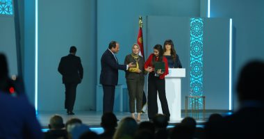 صور.. الرئيس السيسي يكرم نماذج للشباب المتميز بختام منتدى شباب العالم