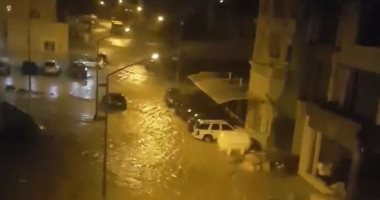 شاهد.. رجال الإنقاذ بالكويت ينتشلون أطفالا عالقين وسط السيول
