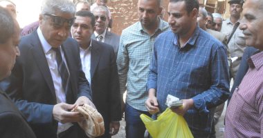 محافظ المنيا يتفقد عدد من المخابز البلدية خلال جولته بمدينة ملوى