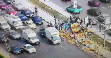 صور...كثافات مرورية بسبب انقلاب سيارة محملة بالاخشاب بمحور جوزيف تيتو 