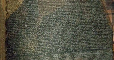 هل يعرض فى المتحف الكبير.. أثرى مصرى يطالب بعودة حجر رشيد