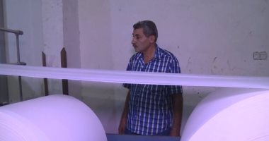 فيديو.. "المشروعات الصغيرة" يغير حياة خمسينى بمصنع منتجات ورقية