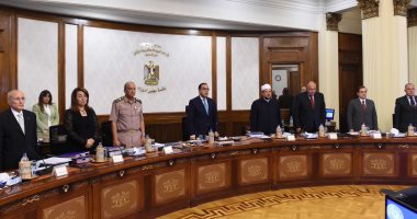 الحكومة تبدأ اجتماعها بالوقوف دقيقة حداد على شهداء المنيا