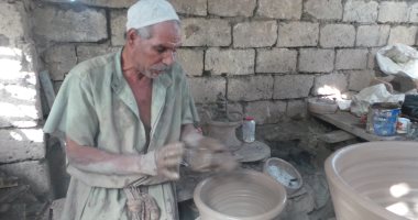 صانع فخار بالفيوم يستغيث لصرف "حوالة قديمة": نفسى اشترى جهاز بنتى