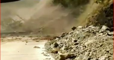هكذا تنهار الجبال.. فيديو يوثق لحظات سقوط الصخور والأشجار