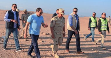 صور.. السيسى يتفقد الأعمال الإنشائية  لطريق النفق- شرم الشيخ