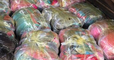 صور.. شرطة محور القناة تضبط أتوبيس رحلات بداخله نصف طن ملابس مهربة ببورسعيد