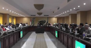 محافظ الفيوم يعقد لقاءً مع ممثلى القرى المنتجة