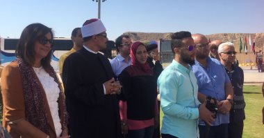 وزيرة الهجرة تزور مسجد الصحابة وكنيسة السمائيين بصحبة أبناء المصريين بالخارج
