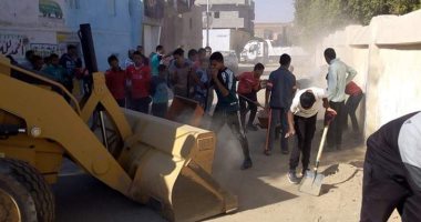 رئاسة مركز باريس بالوادى الجديد تنظم حملة نظافة بمشاركة طلاب المدارس