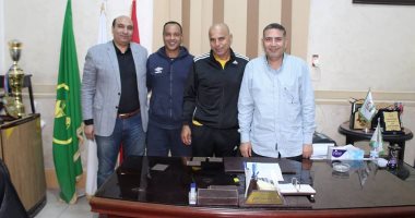 صور.. القماش يوقع عقود تدريب نادى المنيا 