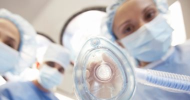 حتى لا تحدث مضاعفات صحية.. 5 معلومات ضرورية للطبيب والمريض قبل التخدير