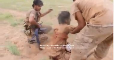 شاهد..جنود الجيش اليمنى ينقذون حياة جريح حوثى