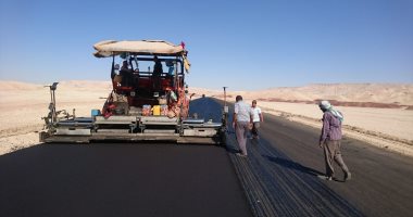 استكمال تنفيذ طريق تنيدة - منفلوط بالوادى الجديد بتكلفة 1.9 مليار جنيه