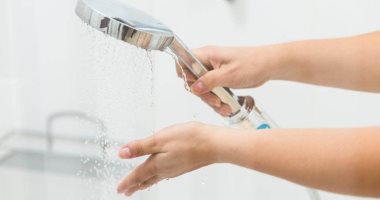 حتى الدش.. دراسة: مصدر للبكتيريا ومسئول عن الإصابة بعدوى الرئة