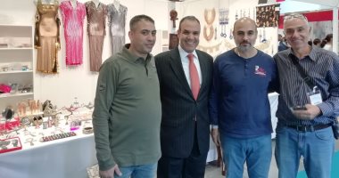 سفير مصر فى ألمانيا يتفقد الجناح المصرى بمعرض برلين للمنتجات الحرفية