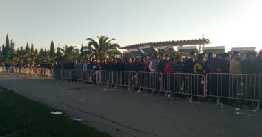شاهد.. احتشاد جماهير الترجى التونسى لشراء تذاكر مباراة الأهلي