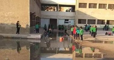 فيديو وصور.. مدرسة تجريبية بـ15 مايو تغرق فى مياه الصرف الصحى