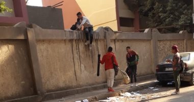 قارئ يرصد هرب الطلاب من أعلى سور مدرسة طلعت حرب الثانوية الصناعية بالعجوزة