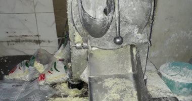 مباحث التموين تداهم مصنعا لإنتاج الألبان الفاسدة فى بولاق الدكرور.. صور