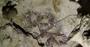 صور.. العثور على جدارية داخل كهف إندونيسى يرجع عمرها إلى 40 ألف عام