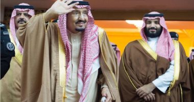 السعوديون يحصدون ثمار جولة "سلمان الخير".. الأهالى يستقبلون خادم الحرمين وولى العهد بالشعر والورود.. الملك سلمان يدشن 859 مشروعا تنمويا باستثمارات 23 مليار ريال وولى العهد يزور منازل المواطنين ويكرم المتميزين